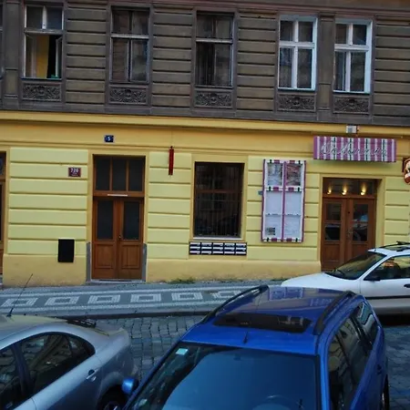 Апартаменты Flowery Bedroom Zizkov *