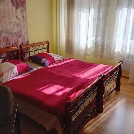 Flowery Bedroom Zizkov Apartman Prága